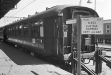 841901 Afbeelding van een rijtuig van de Austria Express (D252) langs het perron van het N.S.-station Hoek van Holland ...